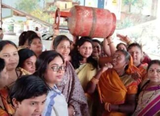 रसोई गैस की बढ़ती हुई कीमत को लेकर महिला कांग्रेस का धरना प्रदर्शन रसोई गैस की बढ़ती हुई कीमत को लेकर महिला कांग्रेस का धरना प्रदर्शन