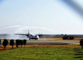 बिलासादेवी केंवट एयरपोर्ट में पहली फ्लाईट का पानी की बौछारों से हुआ स्वागत बिलासादेवी केंवट एयरपोर्ट में पहली फ्लाईट का पानी की बौछारों से हुआ स्वागत