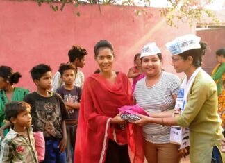 आम आदमी पार्टी महिला विंग ने महिला दिवस पर गरीब बस्ती में किया कपड़ा वितरित आम आदमी पार्टी महिला विंग ने महिला दिवस पर गरीब बस्ती में किया कपड़ा वितरित