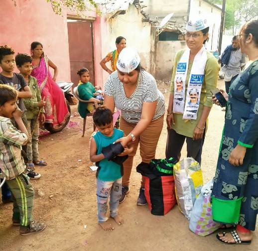 आम आदमी पार्टी महिला विंग ने महिला दिवस पर गरीब बस्ती में किया कपड़ा वितरित