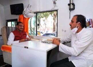 केंद्रीय शिक्षा मंत्री ने सर्व सुविधा युक्त ऊर्जा स्वराज यात्रा बस में की सवारी केंद्रीय शिक्षा मंत्री ने सर्व सुविधा युक्त ऊर्जा स्वराज यात्रा बस में की सवारी