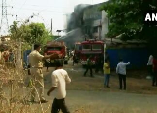 शाहपुर के आसनगाँव में प्लास्टिक सामान निर्माण कंपनी के पाँच गोदाम में भीषण आग शाहपुर के आसनगाँव में प्लास्टिक सामान निर्माण कंपनी के पाँच गोदाम में भीषण आग