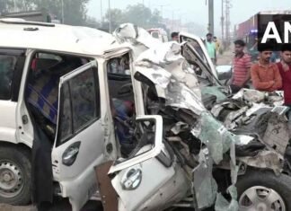 आगरा कानपुर हाईवे में ट्रक व् स्कॉर्पियो की भीषण टक्कर से आठ की मौत चार घायल # आगरा कानपुर हाईवे में ट्रक व् स्कॉर्पियो की भीषण टक्कर से आठ की मौत चार घायल