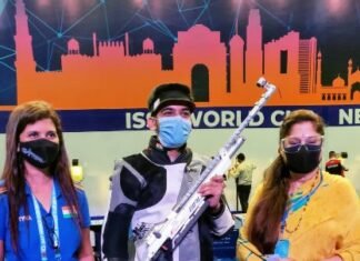 ISSF वर्ल्ड कप शूटिंग प्रतियोगिता में MP के एश्वर्य ने जीता रजत पदक ISSF वर्ल्ड कप शूटिंग प्रतियोगिता में MP के एश्वर्य ने जीता रजत पदक