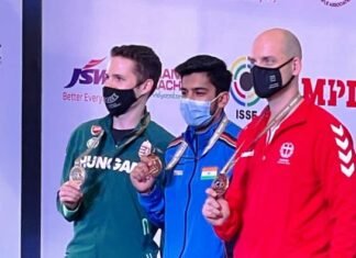 शूटिंग प्रतियोगिता में मिला दो स्वर्ण पदक MP के एश्वर्य प्रताप व् चिंकी ने रचा इतिहास शूटिंग प्रतियोगिता में मिला दो स्वर्ण पदक MP के एश्वर्य प्रताप व् चिंकी ने रचा इतिहास