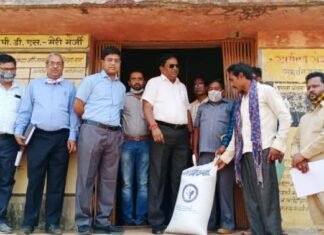 वर्मी कम्पोस्ट ख़रीदने आए किसान को 90 किलो खाद सौंपा,कलेक्टर डोमन सिंह ने वर्मी कम्पोस्ट ख़रीदने आए किसान को 90 किलो खाद सौंपा,कलेक्टर डोमन सिंह ने