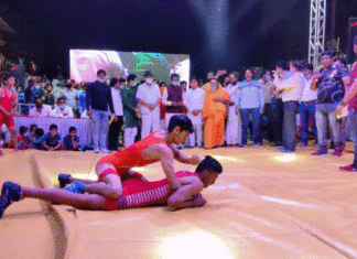 इंदौर में स्वच्छता की अनूठी मिसाल,नाला में हुआ दंगल, डेढ़ सौ पहलवानों ने लड़ी कुश्ती इंदौर में स्वच्छता की अनूठी मिसाल,नाला में हुआ दंगल, डेढ़ सौ पहलवानों ने लड़ी कुश्ती