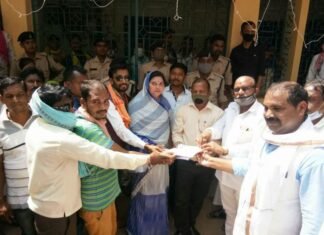 ग्रामीणों ने अवैध कटाई व निर्माण के खिलाफ सड़क पर उतरे,तहसील में दिया धरना ग्रामीणों ने अवैध कटाई व निर्माण के खिलाफ सड़क पर उतरे,तहसील में दिया धरना