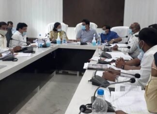 मास्क के बगैर बैठक में पहुंचे अधिकारी कलेक्टर के निर्देश पर लगा जुर्माना व् फटकार बगैर मास्क के बैठक में पहुंचे अधिकारी कलेक्टर के निर्देश पर लगा जुर्माना व् फटकार