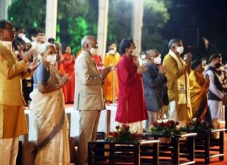 राष्ट्रपति नर्मदा के ग्वारीघाट पर माँ नर्मदा की महाआरती में हुए शामिल राष्ट्रपति नर्मदा के ग्वारीघाट पर माँ नर्मदा की महाआरती में हुए शामिल