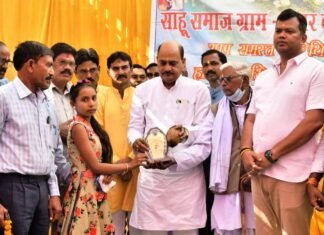 सार्थक चिंतन करके समाज में व्याप्त कुरीतियों के प्रति जागरूकता लाना है-थानेश्वर साहू सार्थक चिंतन करके समाज में व्याप्त कुरीतियों के प्रति जागरूकता लाना है-थानेश्वर साहू