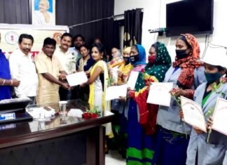 महिला दिवस के मौके पर सर्वेक्षण 2020 में उत्कृष्ट कार्य करने वालों का हुआ सम्मान महिला दिवस के मौके पर सर्वेक्षण 2020 में उत्कृष्ट कार्य करने वालों का हुआ सम्मान