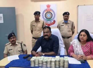 बस चेकिंग के दौरान ओडिशा के एक व्यक्ति के पास से करीब 42 लाख रुपए किए बरामद बस चेकिंग के दौरान ओडिशा के एक व्यक्ति के पास से करीब 42 लाख रुपए किए बरामद