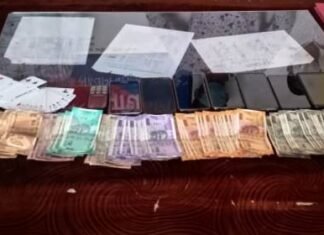 पिथौरा के गोपालपुर जंगल में 08 लोग जुआ खेलते हुए पकडाए पिथौरा के गोपालपुर जंगल में 08 लोग जुआ खेलते हुए पकडाए