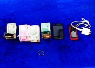 चोरी हुये 54,200 रूपये व 02 नग मोबाईल को एक अपचारी बालक से किया गया बरामद चोरी हुये 54,200 रूपये व 02 नग मोबाईल को एक अपचारी बालक से किया गया बरामद