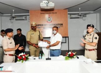 महासमुंद एसपी प्रफुल्ल कुमार ठाकुर एवम टीम हुए इंद्रधनुष सम्मान से हुए सम्मानित महासमुंद एसपी प्रफुल्ल कुमार ठाकुर एवम टीम हुए इंद्रधनुष सम्मान से हुए सम्मानित