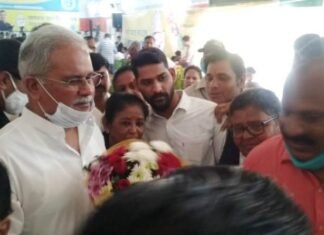 गुवाहाटी पहुच कर मुख्यमंत्री बघेल कंट्रोल रूम में कार्यकर्ताओं से की मुलाकात गुवाहाटी पहुच कर मुख्यमंत्री बघेल कंट्रोल रूम के कार्यकर्ताओं से की मुलाकात