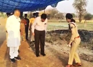 गृहमंत्री पहुचे पाटन के ग्राम बठेना, एक ही परिवार के 05 सदस्यों की मौत के मामले में गृहमंत्री पहुचे पाटन के ग्राम बठेना, एक ही परिवार के 05 सदस्यों की मौत के मामले में