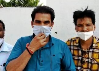 घायल युवती को हॉस्पिटल पहुचा कर पत्रकार गणेश तिवारी ने निभाया मानवता का धर्म घायल युवती को हॉस्पिटल पहुचा कर पत्रकार गणेश तिवारी ने निभाया मानवता का धर्म