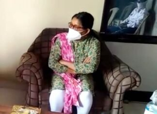 अपने निजी वाहन से कोरोना मरीज को भेजा एम्स बिरगांव महापौर ने अपने निजी वाहन से कोरोना मरीज को भेजा एम्स बिरगांव महापौर ने