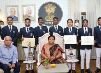 राष्ट्रीय परेड में शामिल हुए NSS के स्वयं सेवकों ने राज्यपाल से की सौजन्य मुलाकात राष्ट्रीय परेड में शामिल हुए NSS के स्वयं सेवकों ने राज्यपाल से की सौजन्य मुलाकात