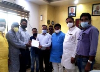 बस्ती हटाने पर मुआवजे की मांग को लेकर डीआरएम को सौपा ज्ञापन- गिरीश दुबे बस्ती हटाने पर मुआवजे की मांग को लेकर डीआरएम को सौपा ज्ञापन- गिरीश दुबे