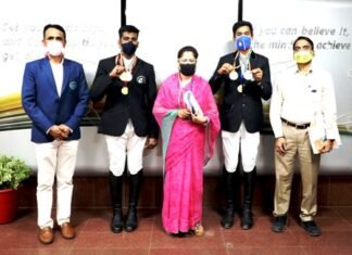 राष्ट्रीय घुड़सवारी प्रतियोगिता के पदक विजेता खिलाडी खेल मंत्री से की मुलाकात राष्ट्रीय घुड़सवारी प्रतियोगिता के पदक विजेता खिलाडी खेल मंत्री से की मुलाकात