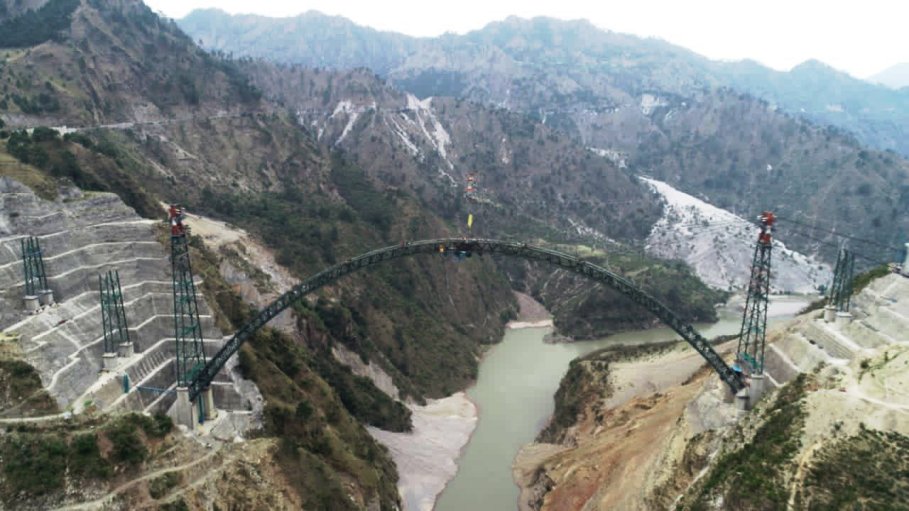 चिनाब पुल दुनिया का सबसे ऊंचा रेलवे पुल पर मेहराब बंदी का कार्य हुआ पूरा