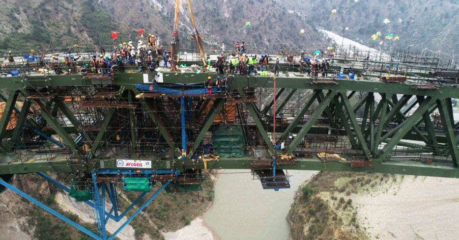 चिनाब पुल दुनिया का सबसे ऊंचा रेलवे पुल पर मेहराब बंदी का कार्य हुआ पूरा