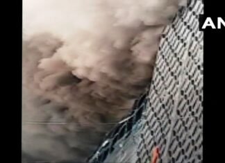 फैक्ट्री में लगी आग दमकल की 25 गाड़ियां आग पर काबू पाने का कर रही है प्रयास फैक्ट्री में लगी आग दमकल की 25 गाड़ियां आग पर काबू पाने का कर रही है प्रयास