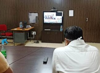 कलेक्टर-सतर्कता बरतने में ना करें लापरवाही,नही तो लॉकडाउन के लिए रहें तैयार कलेक्टर-सतर्कता बरतने में ना करें लापरवाही,नही तो लॉकडाउन के लिए रहें तैयार