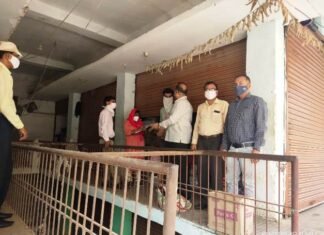 अधिक कीमत पर सामग्री बेचने एवं बिना अनुमति दुकान खोले जाने पर कार्यवाही अधिक कीमत पर सामग्री बेचने एवं बिना अनुमति दुकान खोले जाने पर कार्यवाही