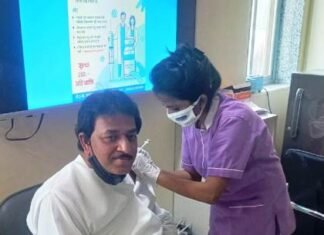 पूर्व राज्यमंत्री पूनम व् BJP महिला मोर्चा जिलाध्यक्ष ने कोरोना का पहला टीका लगवाया पूर्व राज्यमंत्री पूनम व् BJP महिला मोर्चा जिलाध्यक्ष ने कोरोना का पहला टीका लगवाया