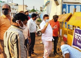 जरूरतमंदों को राहत सामाग्री वितरित की कंटेंटमेंट जोन में संसदीय सचिव ने जरूरतमंदों को राहत सामाग्री वितरित की कंटेंटमेंट जोन में संसदीय सचिव ने