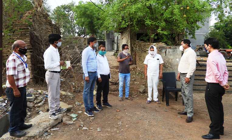 कलेक्टर ने घोड़ारी एवं बिरकोनी के स्वास्थ्य केन्द्र में टीकाकरण का लिया जायजा