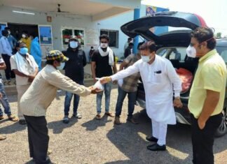 संकटकाल में जरूरतमंदों को निशुल्क बांट रहे भोजन रोजाना पांच सौ पैकेट संकटकाल में जरूरतमंदों को निशुल्क बांट रहे भोजन रोजाना पांच सौ पैकेट