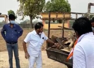 हंचबैक से पीडित अमित संकट के दौर में जरूरतमंदों की मदद कर पेश कर रहे हैं मिसाल हंचबैक से पीडित अमित संकट के दौर में जरूरतमंदों की मदद कर पेश कर रहे हैं मिसाल