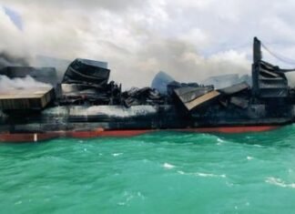 ‘वैभव’ और ‘वज्र’ पोत द्वारा MV एक्स-प्रेस पर्ल में लगी आग पर काबू पाने का प्रयास है जारी 'वैभव' व् 'वज्र' द्वारा MV एक्स-प्रेस पर्ल में लगी आग पर काबू पाने का प्रयास है जारी