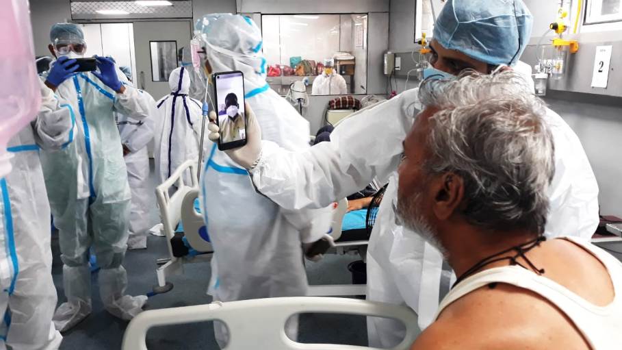 मोबाइल पर वीडियो कॉलिंग कर मरीजों से कहा हेलो मैं डॉ. प्रभुराम चौधरी बोल रहा हूँ