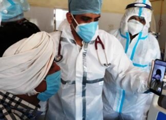 मोबाइल पर वीडियो कॉलिंग कर मरीजों से कहा हेलो मैं डॉ. प्रभुराम चौधरी बोल रहा हूँ मोबाइल पर वीडियो कॉलिंग कर मरीजों से कहा हेलो मैं डॉ. प्रभुराम चौधरी बोल रहा हूँ