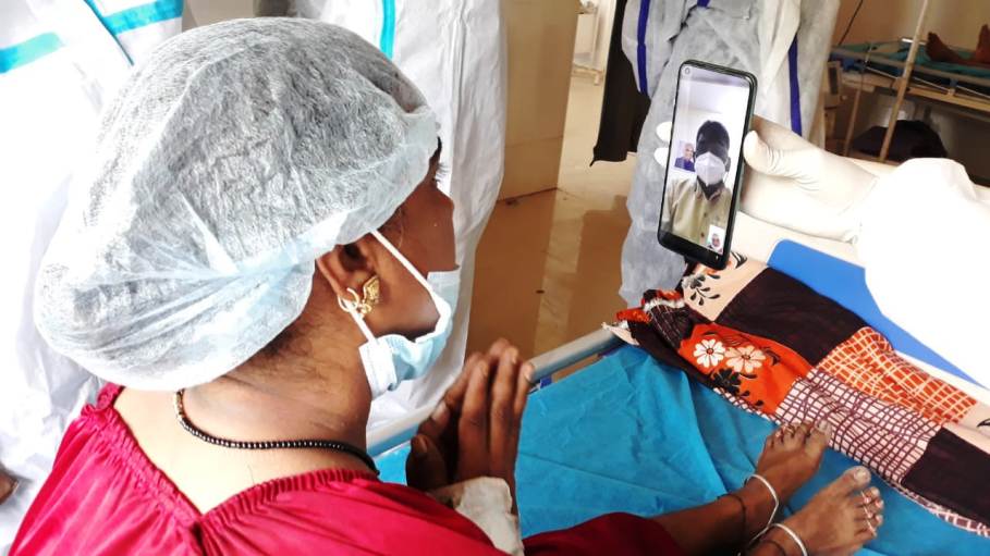 मोबाइल पर वीडियो कॉलिंग कर मरीजों से कहा हेलो मैं डॉ. प्रभुराम चौधरी बोल रहा हूँ