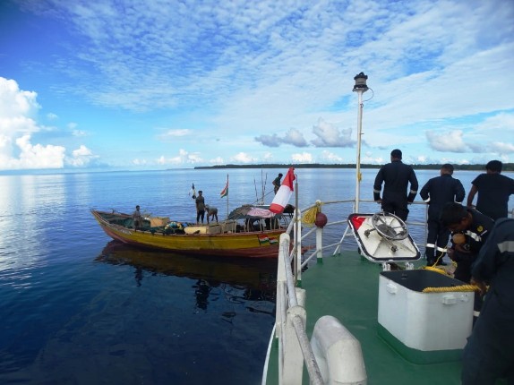मछली पकड़ने वाली नाव से पांच मछुआरों को बचाया भारतीय तटरक्षक बल ने 