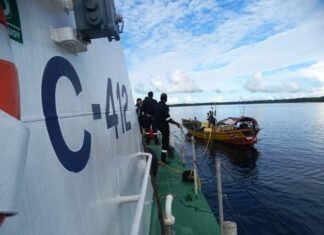 मछली पकड़ने वाली नाव से पांच मछुआरों को बचाया भारतीय तटरक्षक बल ने मछली पकड़ने वाली नाव से पांच मछुआरों को बचाया भारतीय तटरक्षक बल ने