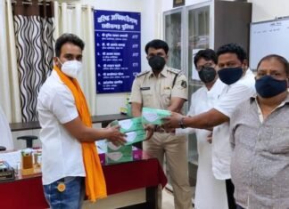 मास्क अप अभियान को मिला शिवसेना का साथ,बांटे गए मास्क मास्क अप अभियान को मिला शिवसेना का साथ,बांटे गए मास्क