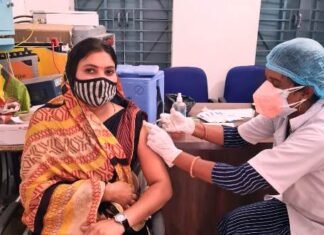 कोरोना से डरिये,वैक्सीन से नहीं, डर भगायें, वैक्सीन लगायें – मोनिका साहू कोरोना से डरिये,वैक्सीन से नहीं, डर भगायें, वैक्सीन लगायें - मोनिका साहू