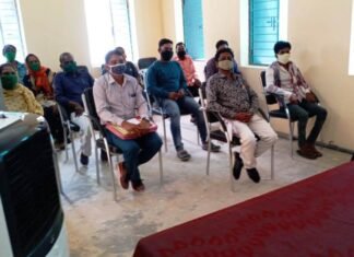 तहसीलदार ने कोरोना के रोकथाम के बारे में बताते हुए “वैक्सीनेशन कराने पर दिया जोर” तहसीलदार ने कोरोना के रोकथाम के बारे में बताते हुए "वैक्सीनेशन कराने पर दिया जोर"