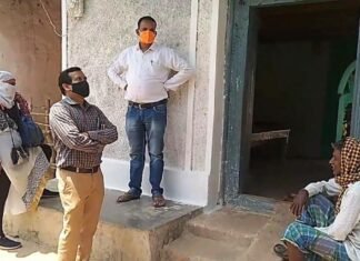 नायब तहसीलदार व् सरपंच ने ग्रामीणों को टीका लगाने के लिए किया जागरुक नायब तहसीलदार व् सरपंच ने ग्रामीणों को टीका लगाने के लिए किया जागरुक