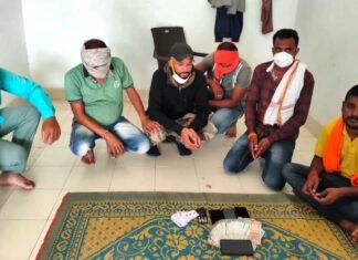 जुआ फड में सिटी कोतवाली का छापा एक लाख से अधिक रकम के साथ 6 लोग पकडाए जुआ फड में सिटी कोतवाली का छापा एक लाख से अधिक रकम के साथ 6 लोग पकडाए