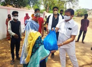 लाॅकडाउन की मुश्किलों में जरूरतमंदों को संसदीय सचिव ने बांटी राशन सामाग्री लाॅकडाउन की मुश्किलों में जरूरतमंदों को संसदीय सचिव ने बांटी राशन सामाग्री