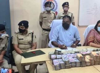 72 लाख 55 हजार 900 रूपयें का अवैध परिवहन करते दुर्ग के दो व्यक्ति गिरफ्तार 72 लाख 55 हजार 900 रूपयें नगदी का अवैध परिवहन करते दुर्ग के दो व्यक्ति गिरफ्तार